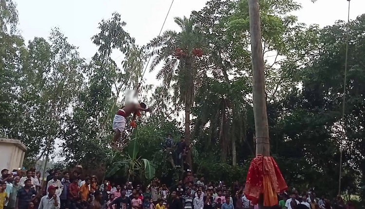 দুপচাঁচিয়ায় চড়ক খেলা অনুষ্ঠিত