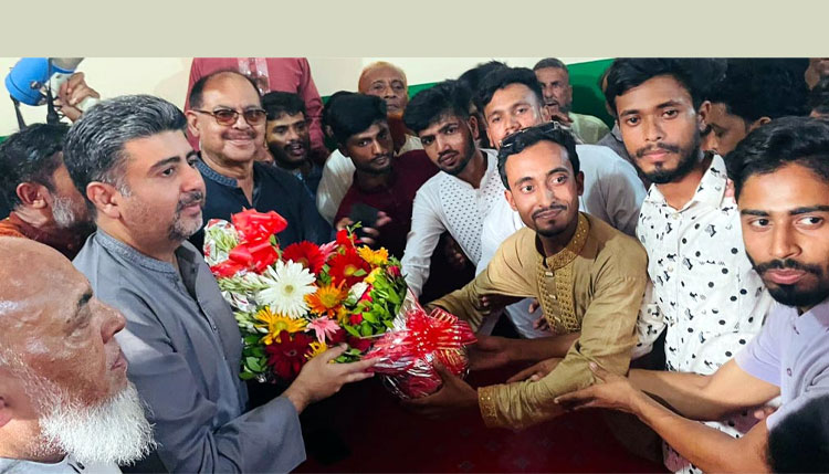 ধুনটে বিএনপির সাবেক এমপিকে ছাত্রদলের শুভেচ্ছা