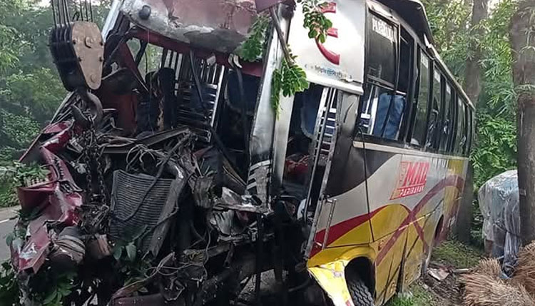 ফকিরহাটে গাছের সাথে পরিবহনের ধাক্কায় নিহত ১ ও আহত ২০