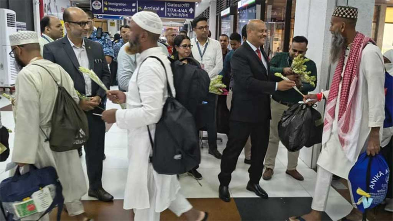 হজ সেরে প্রথম ফ্লাইটে  ফিরলেন ৩৭৭ জন