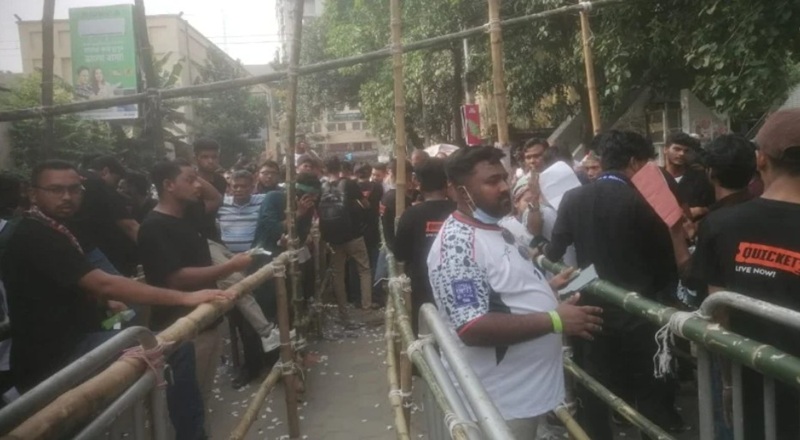 বাংলাদেশ-সিঙ্গাপুর ম্যাচ: স্টেডিয়ামের বাইরে জনসমুদ্র