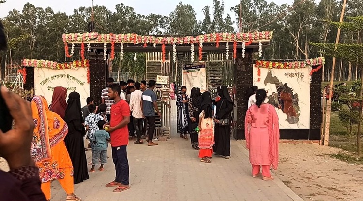 ঈদে পঞ্চগড় জেলা প্রশাসন ইকো পার্কে উপচে পড়া ভিড়