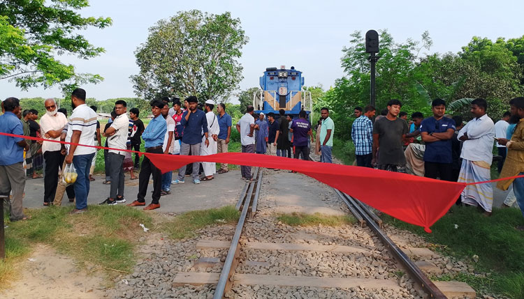 নন্দনগাছী ষ্ট্রেশনে ট্রেন থামানোর দাবিতে রেললাইন অবরোধ