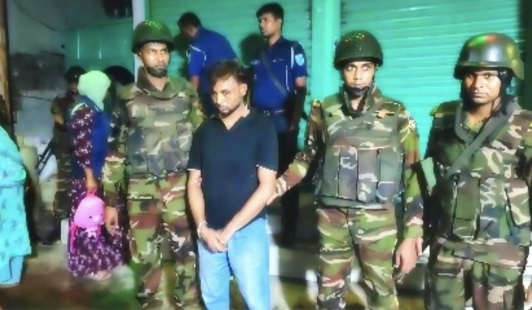 বিএনপি নেতার বাড়িতে সেনা অভিযান, মাদক-অস্ত্রসহ আটক ২