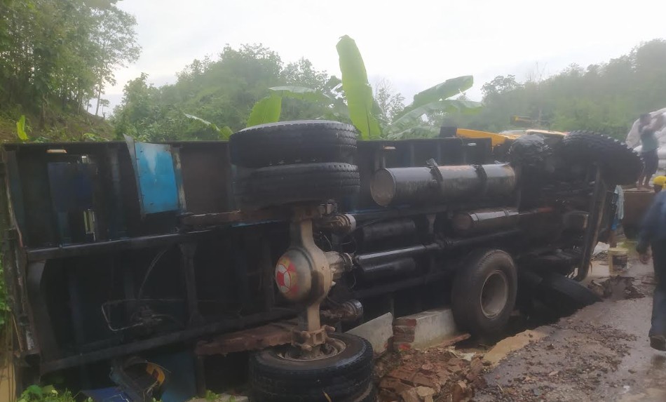 রাজস্থলীতে চাল বোঝাই ট্রাক নিয়ন্ত্রণ হারিয়ে খাদে