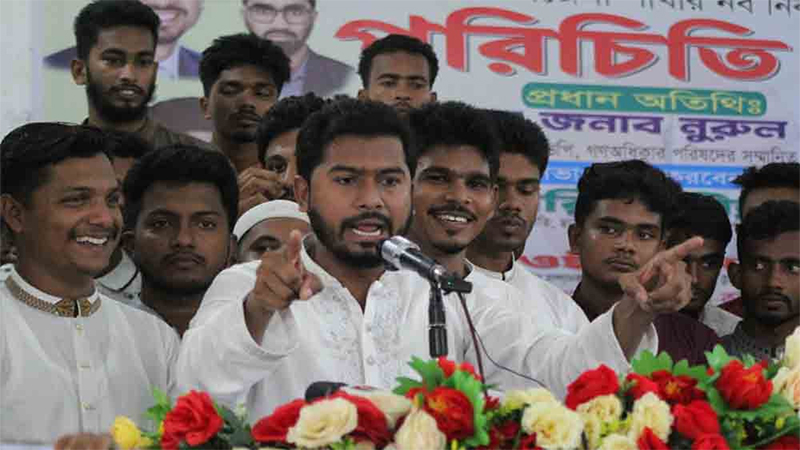 সরকারি কর্মকর্তাদের কঠোর হুঁশিয়ারি ভিপি নুরের