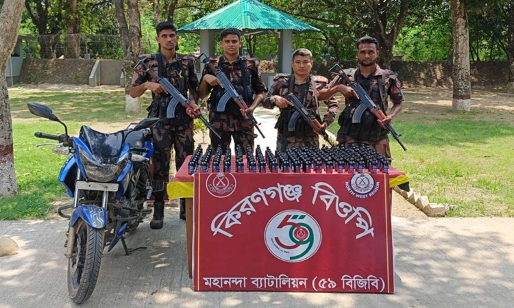 চাঁপাইনবাবগঞ্জে বিজিবি'র অভিযানে ফেনসিডিল ও বাইক জব্দ 