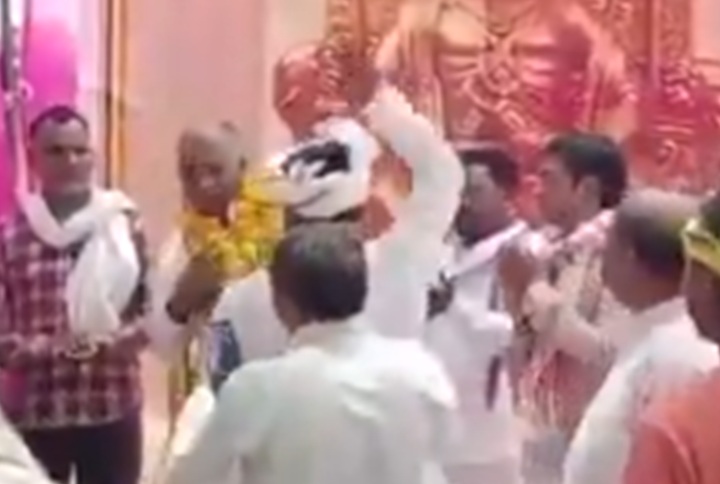 মালা পরিয়েই নেতাকে ইচ্ছেমতো থাপড়ালেন কর্মীরা!