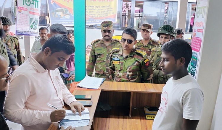 উলিপুরে ঢাকাগামী বাস কাউন্টার গুলোতে সেনাবাহিনীর অভিযান