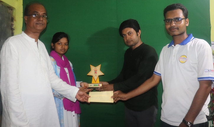 স্টার মিডিয়া ইসলামী গান প্রতিযোগিতার স্টার ইথিকা সামিয়াকে পুরস্কার প্রদান