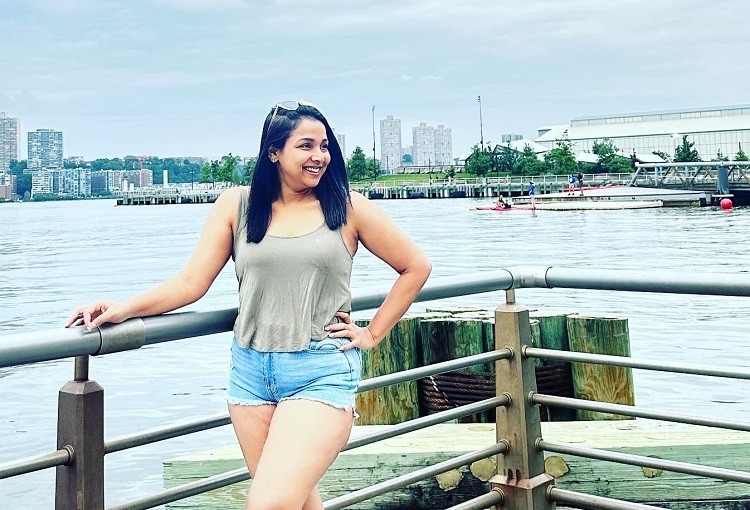 নজর কাড়লেন রুনা খান