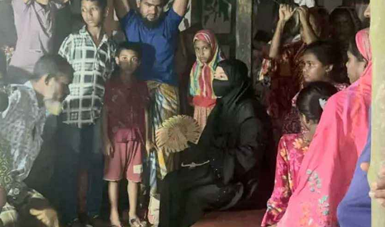 বিয়ের দাবিতে ২ সন্তানের জননীর অনশন, পালাল যুবক