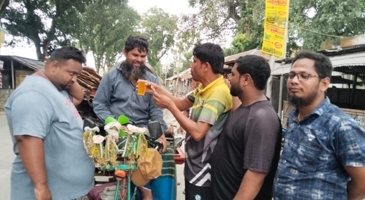 হরিপুরে যুবদলের উদ‍্যোগে পথচারীদের মাঝে শরবত বিতরণ