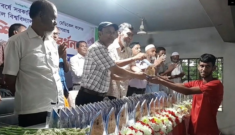 বিভিন্ন মেডিকেল কলেজ ও পাবলিক বিশ্ববিদ্যালয়ে ভর্তির সুযোগ পাওয়া ১০০ শিক্ষার্থীকে সংবর্ধনা