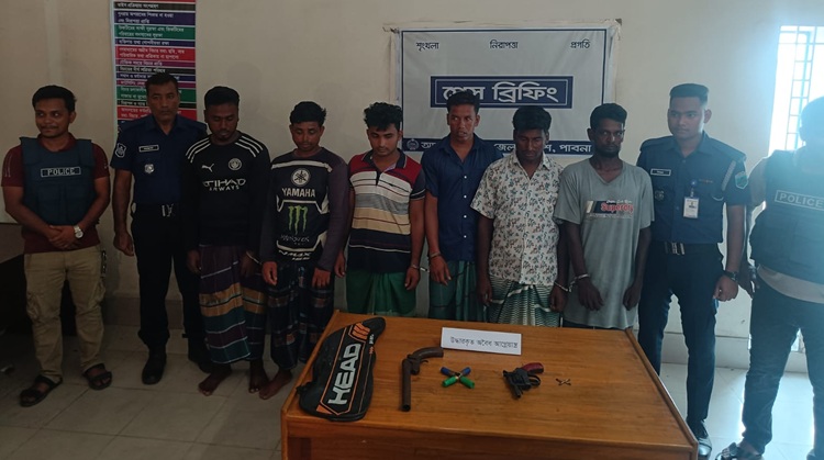 পদ্মা নদী থেকে আগ্নেয়াস্ত্রসহ গ্রেপ্তার ৬
