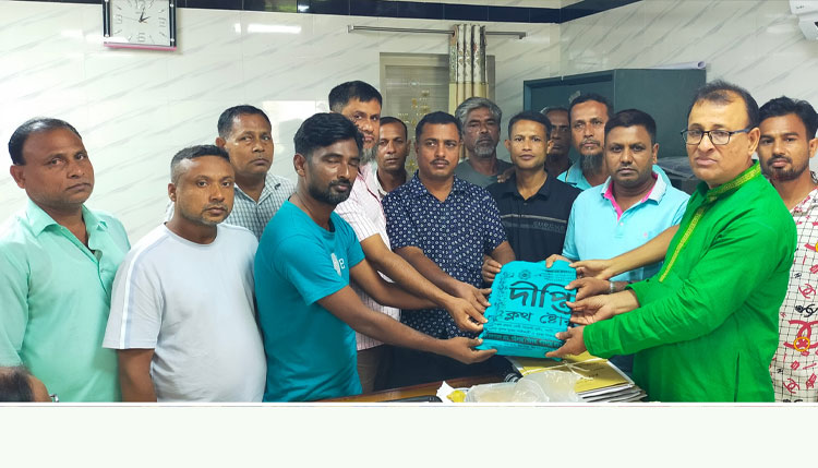 পাইকগাছা সরকারি কলেজের উপাধ্যক্ষ ভালোবাসায় সিক্ত