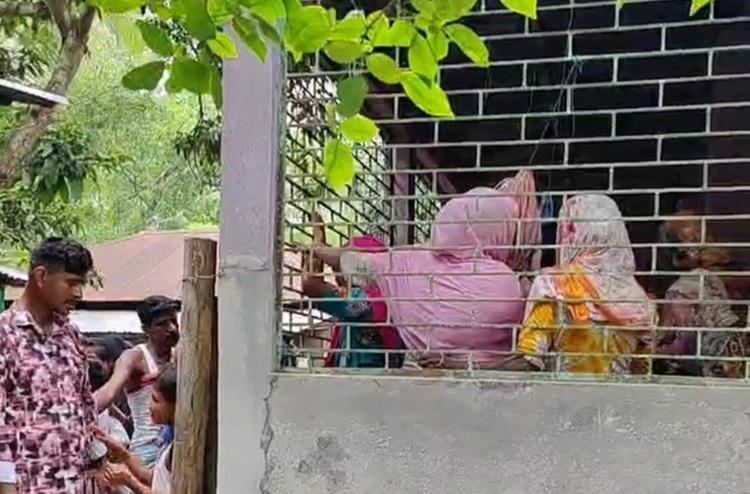 দরজা খুলে মা দেখেন গ্রিলে ঝুলছে মেয়ে