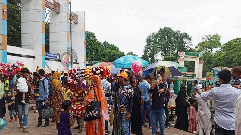 উপচেপড়া ভিড় চিড়িয়াখানায়