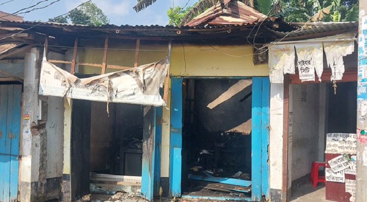 নাগেশ্বরীতে অগ্নিকাণ্ডে দোকান ভস্মিভূত