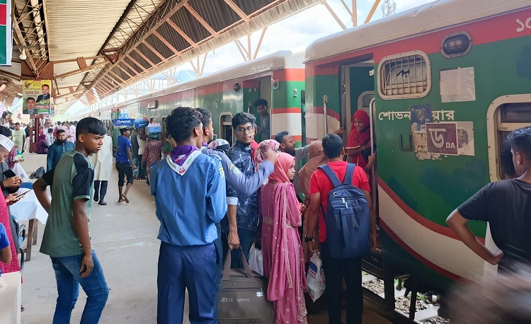 আখাউড়া রেলওয়ে স্টেশনে ট্রেনযাত্রী সেবা দিল স্কাউটস সদস্যরা