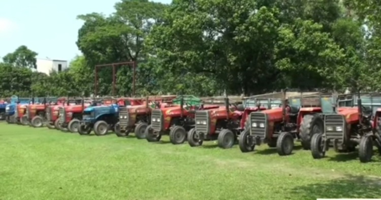 নাটোরে ফসলি জমির মাটি পরিবহনের সময় ৪০ ট্রাক্টর আটক