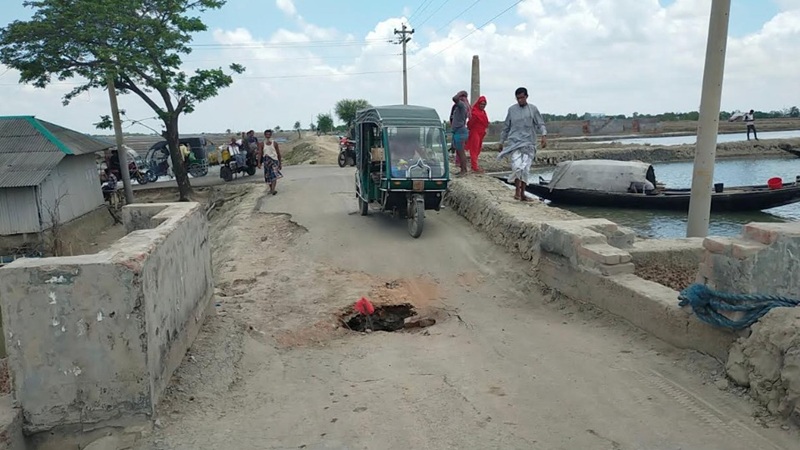 পাইকগাছা-সোলাদানা সড়কে ঝুঁকি নিয়ে চলাচল ; দ্রুত সংস্কারের দাবি 