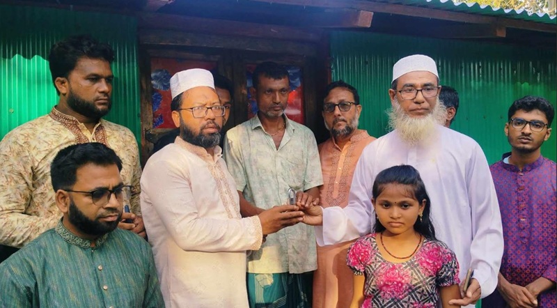হাতিয়ায় অগ্নিকান্ডে নিহত সনাতন ধর্মী পরিবারের পাশে জামায়াত