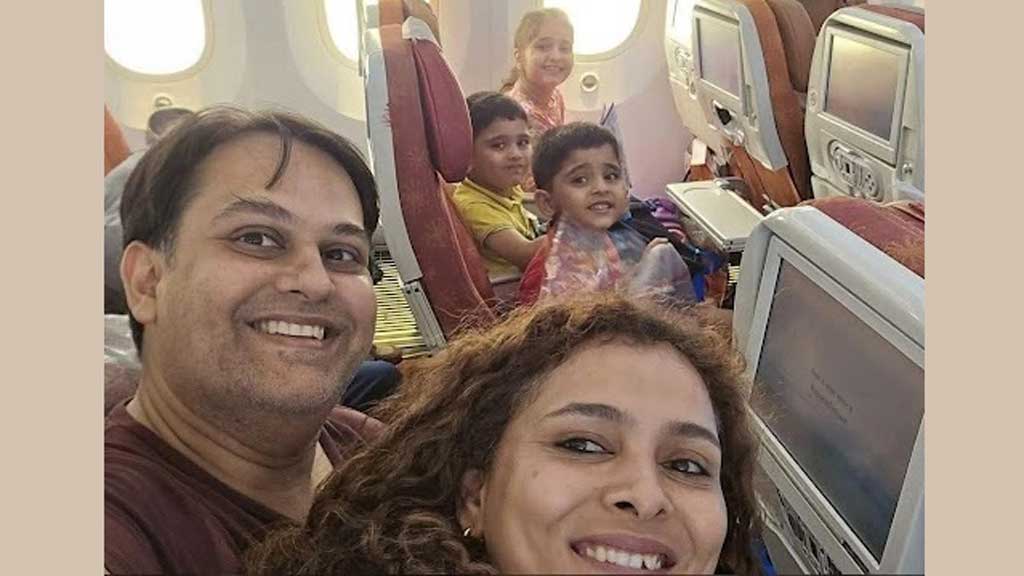 সেলফিতে এক পরিবার, উড়োজাহাজ দুর্ঘটনার পর হয়ে গেল স্মৃতি