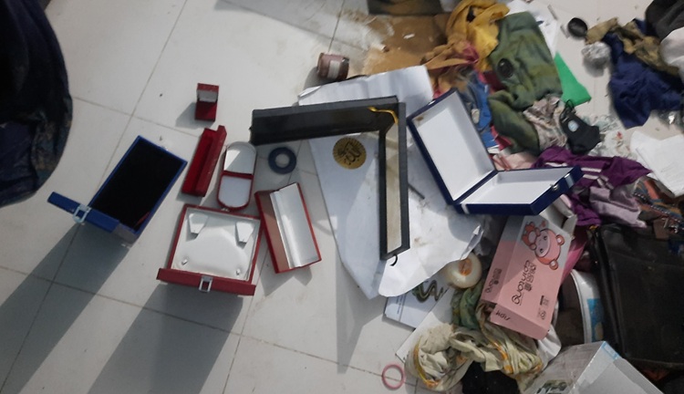 কালীগঞ্জে গৃহবধূর বাড়িতে হামলা ও লুটপাট  