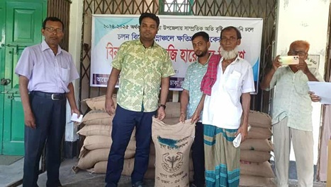 ভাঙ্গুড়ায় কৃষকদের মধ্যে খাদ্যসামগ্রী বিতরণ
