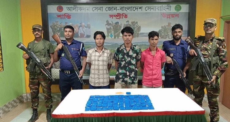 আলীকদমে যৌথ অভিযানে ইয়াবাসহ আটক ৩ 
