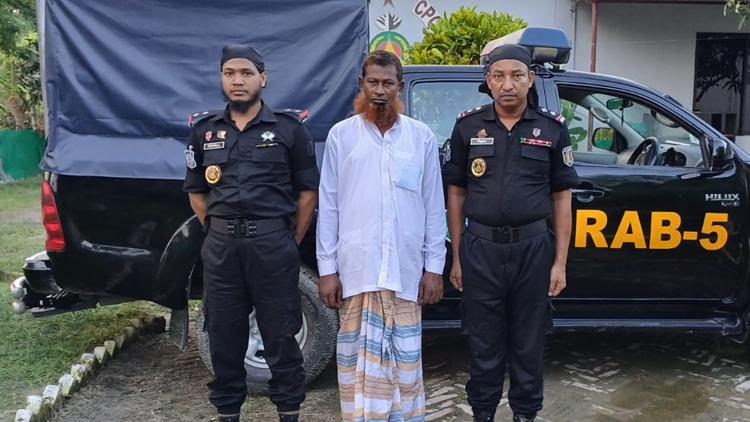 পাবনায় ধর্ষণ মামলার প্রধান আসামি চাঁপাইনবাবগঞ্জে গ্রেপ্তার