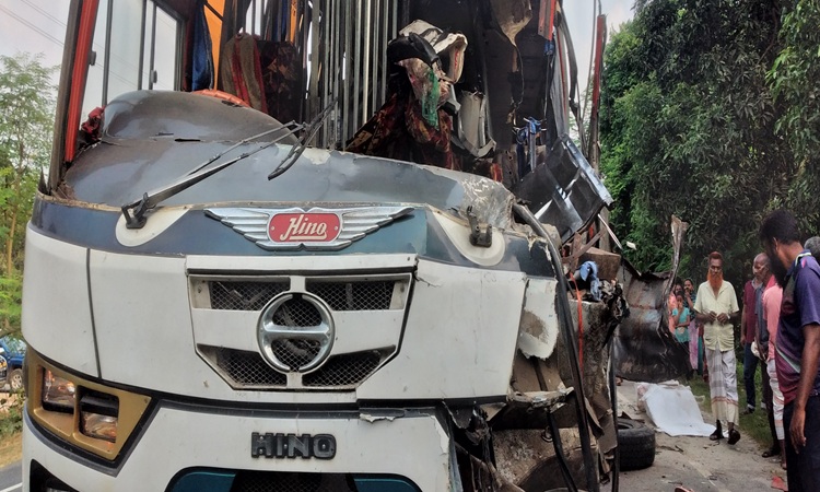ঘোড়াঘাটে দাঁড়িয়ে থাকা ট্রাকে বাসের ধাক্কা, ৫ যাত্রী নিহত