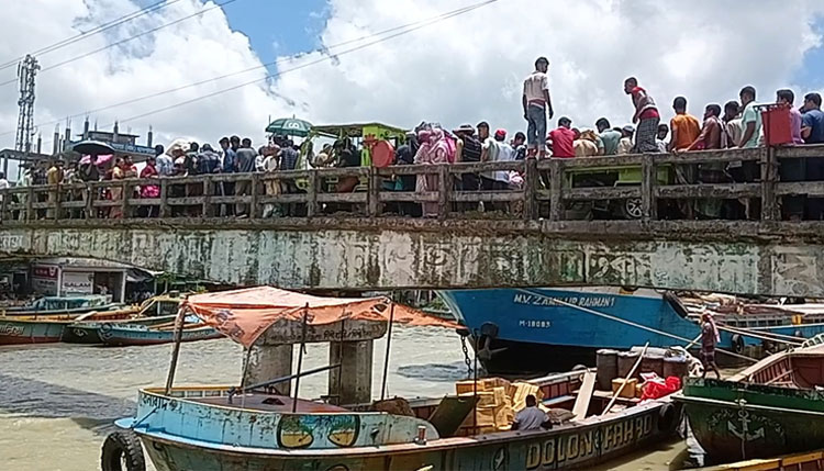নেছারাবাদের ইন্দুরহাট মিয়ারহাটের সংযোগ সেতুর দুরবস্থা