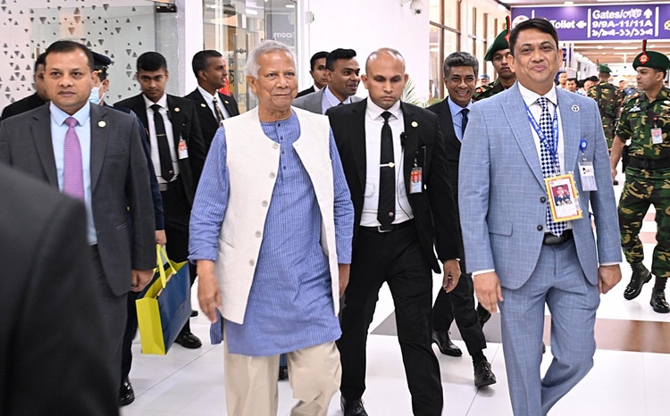ঢাকায় পৌঁছেছেন প্রধান উপদেষ্টা