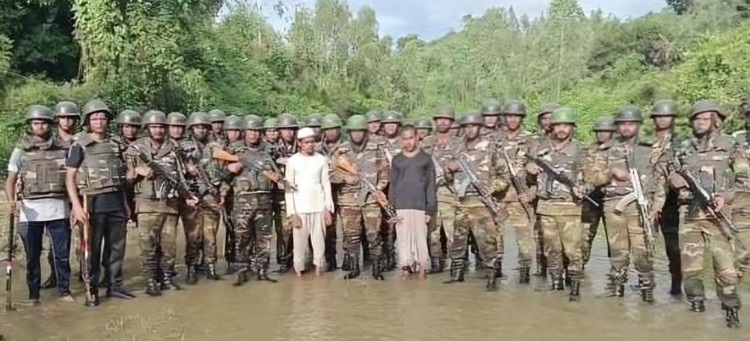 চন্দনাইশে অপহৃত কৃষকদের উদ্ধার করল সেনাবাহিনী 