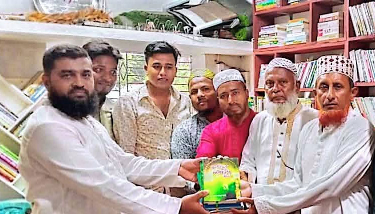 পাইকগাছায় আদর্শ লাইব্রেরি এন্ড ফাউন্ডেশনে বই উপহার    