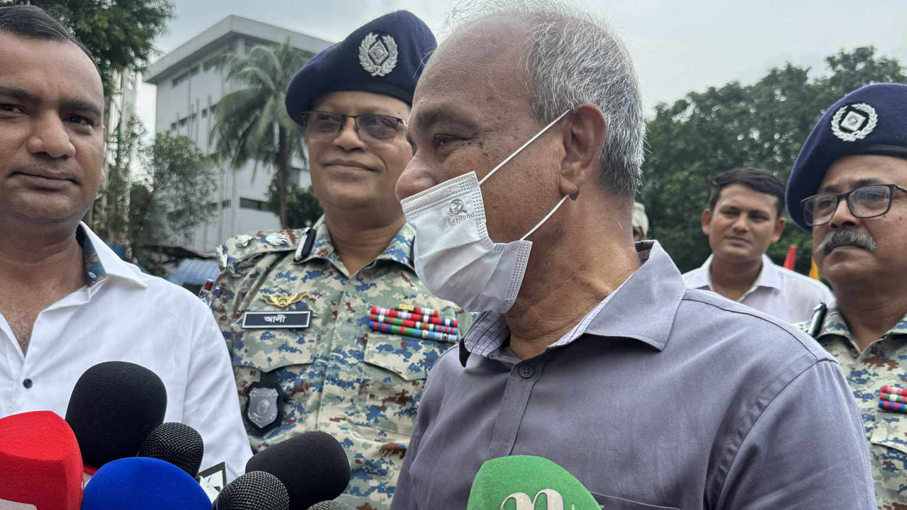 পুলিশের কাছে ভারি ‘মারণাস্ত্র’ থাকবে না: স্বরাষ্ট্র উপদেষ্টা