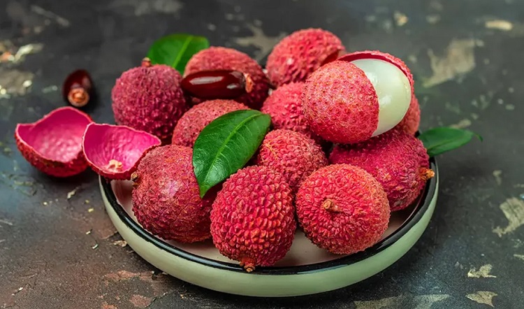 গলায় লিচুর বিচি আটকে গেলে যা করবেন