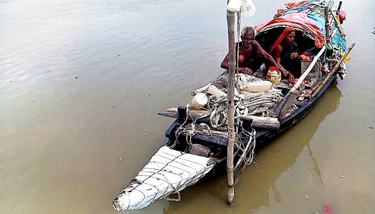 পাইকগাছায় কপোতাক্ষ নদে ঘরহীন সুখেন-নমিতার সংসার
