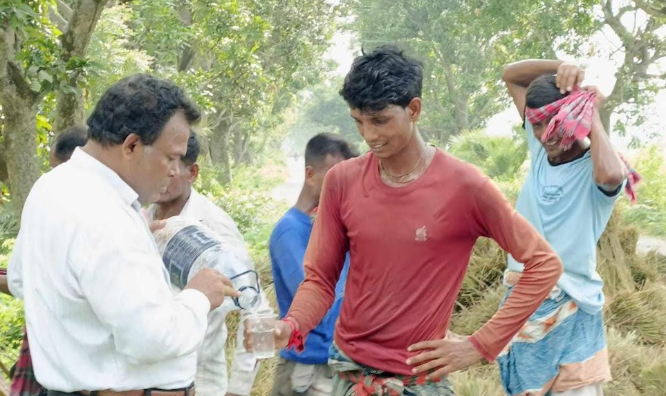 অতিরিক্ত তাপদাহে মাঠে কাজ করা কৃষকদের পাশে নওগাঁর ‘তাল বেলাল’