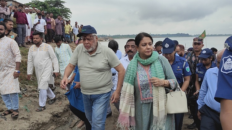 ‘ভুয়া-ভুয়া’ স্লোগানে দুই উপদেষ্টার সামনেই শ্রমিকদের বিক্ষোভ