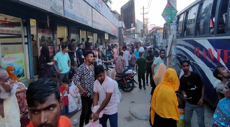 স্বস্তিতে ঢাকায় ফিরছেন নওগাঁর যাত্রীরা