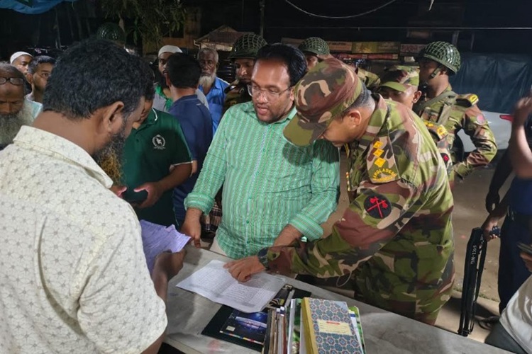 দিনাজপুরে বাসস্ট্যান্ডে সেনাবাহিনীর অভিযান
