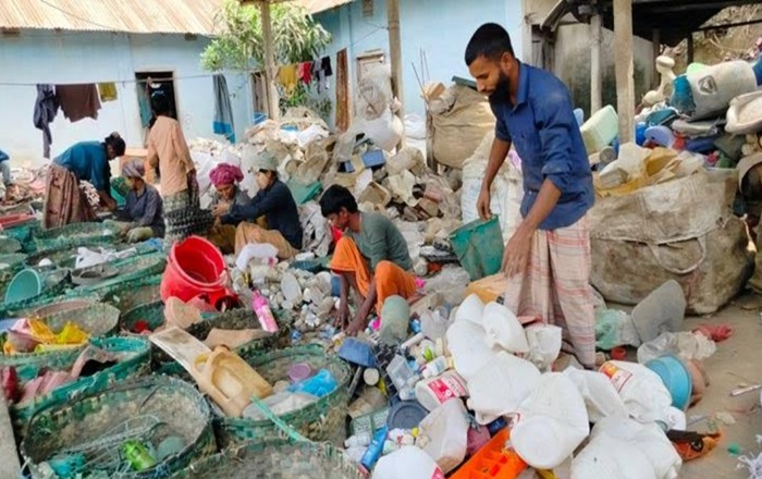 পরিত্যক্ত প্লাস্টিক প্রক্রিয়াজাত করে আয় হচ্ছে মোটা অংকের টাকা