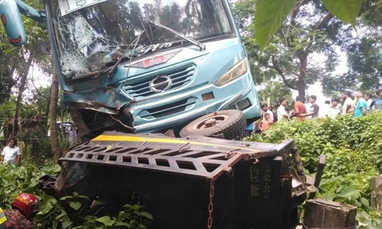 ঝালকাঠিতে বাস-পিকআপ মুখোমুখি সংঘর্ষে নিহত ২