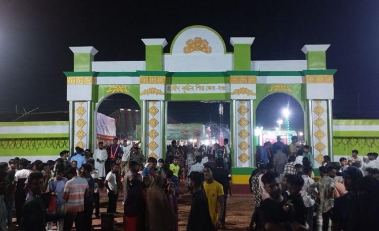 বিনোদন প্রেমীদের পদচারণায় মুখরিত নীলফামারীর গ্রামীণ কুটিরশিল্প মেলা