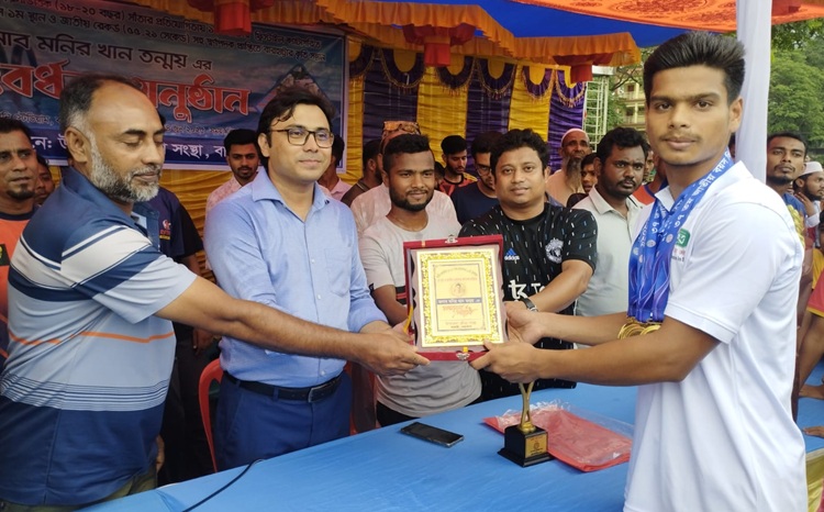 বারহাট্টায় স্বর্ণপদকপ্রাপ্ত সাঁতারুকে সংবর্ধনা