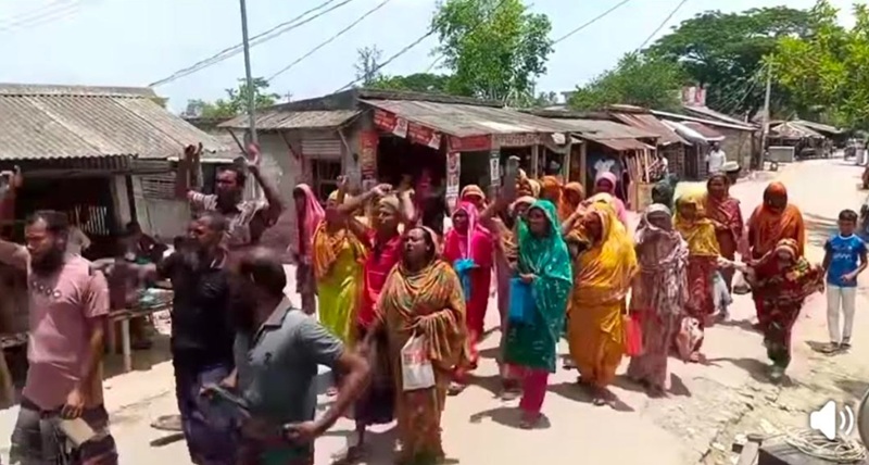 পাইকগাছায় বীমার টাকার দাবীতে বিক্ষোভ মিছিল 