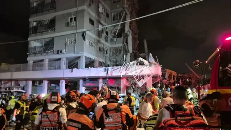 মধ্য ইসরায়েলে ইরানের ভয়াবহ হামলা, নিহত ৮, আহত দুই শতাধিক